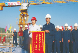 某部隊領(lǐng)導參加海螺主體封頂頒獎儀式